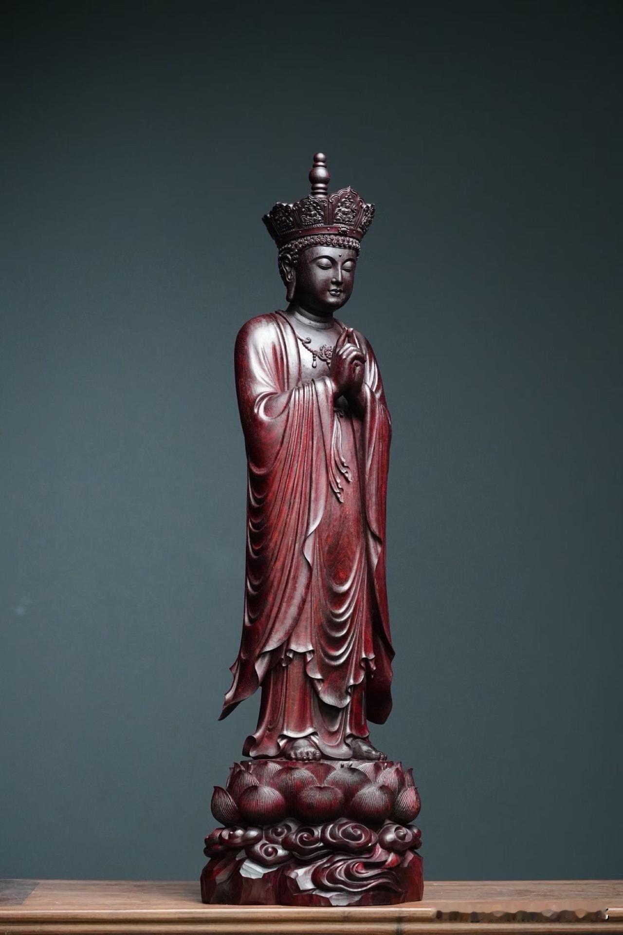 深沉紫檀，静见佛韵。

小叶紫檀精雕大日如来，五方佛冠庄严端正，面如满月，双目微