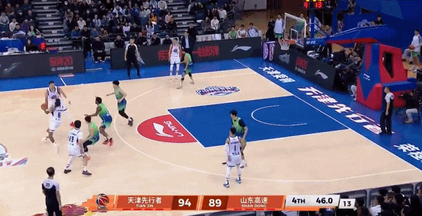 在想什么？北京时间2月2日晚，山东男篮在CBA常规赛第23轮比赛中客场96-10