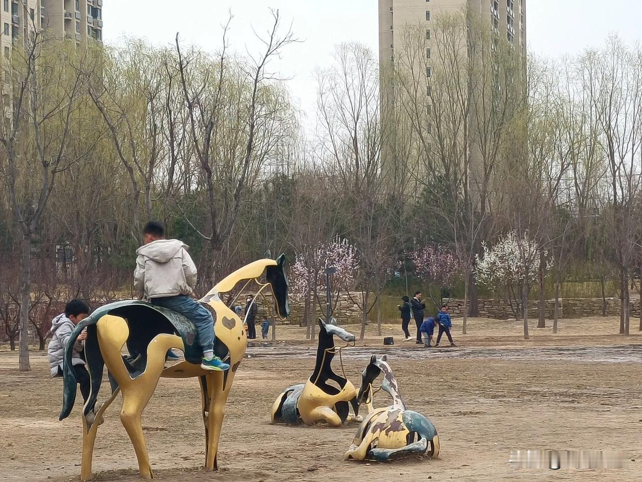 生机不可阻挡。
就如地球上的生命，虽于宇宙之中显得脆弱，却绵延不绝。
春花似燃烧