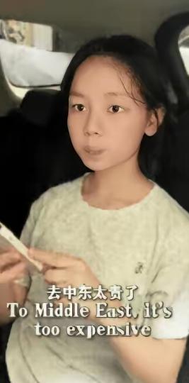 4月26日报道，广东佛山，一个读初一的女孩，跟着爸妈去广州参加广交会。本来是去看