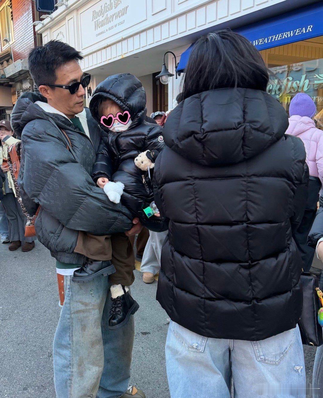 杜淳王灿带女儿香港跨年 