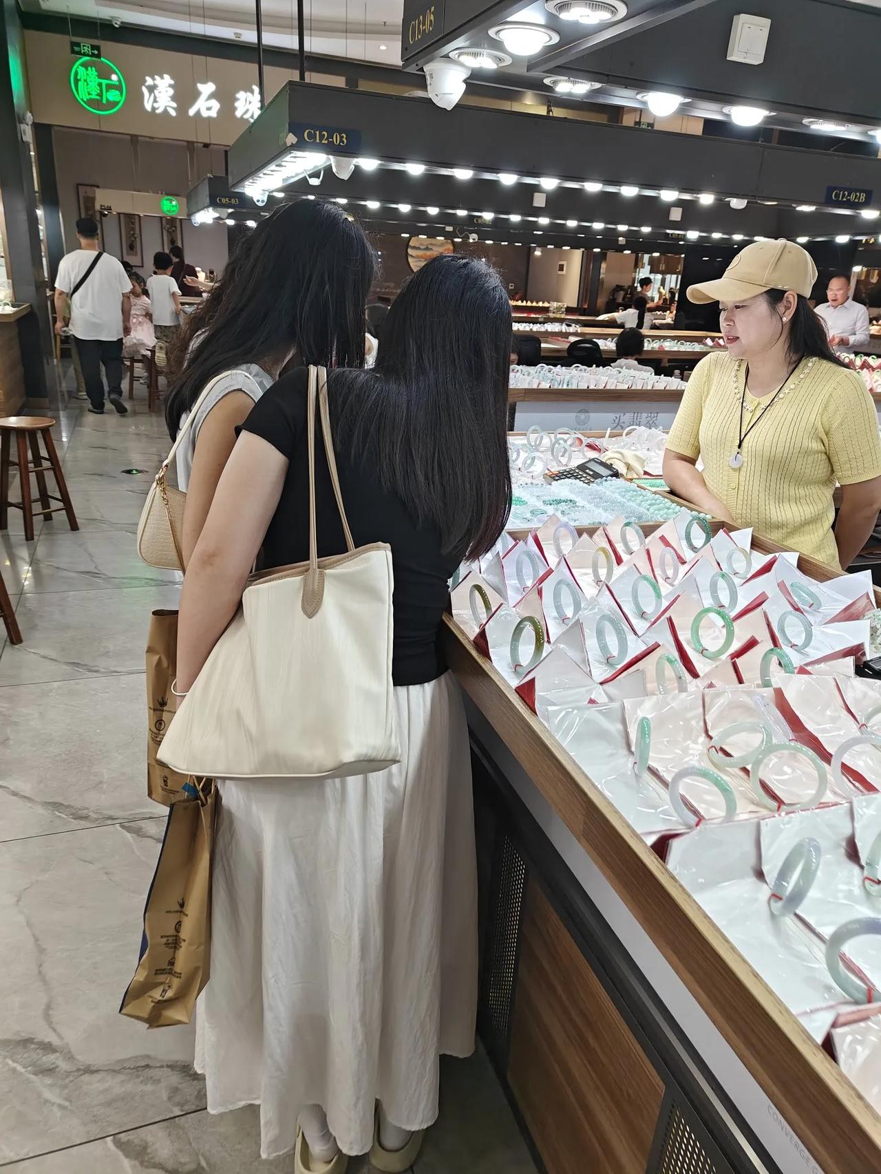 什么圈口的翡翠手镯保值呢?确实！镯子可不是口红，涂错了能换色号。圈口选错，轻则“