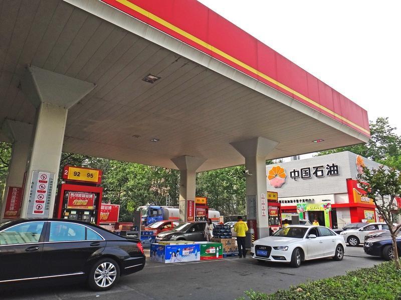 油价今晚又要涨了，车主们怕是笑不出来。

这是年内第三次上调，92号汽油重回7元