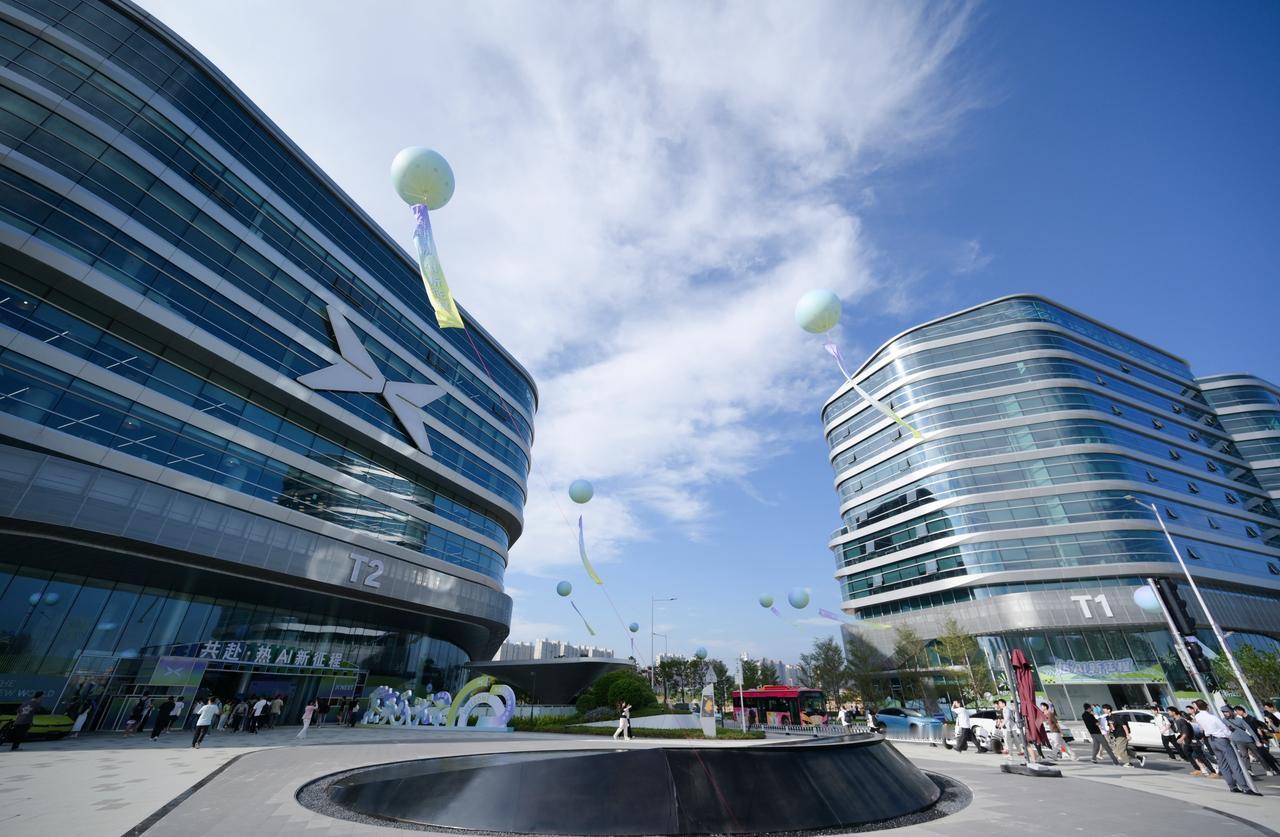 窝鹏真的太可以了，新总部总面积近40万平光食堂就2万平场地、6000个座，一餐4