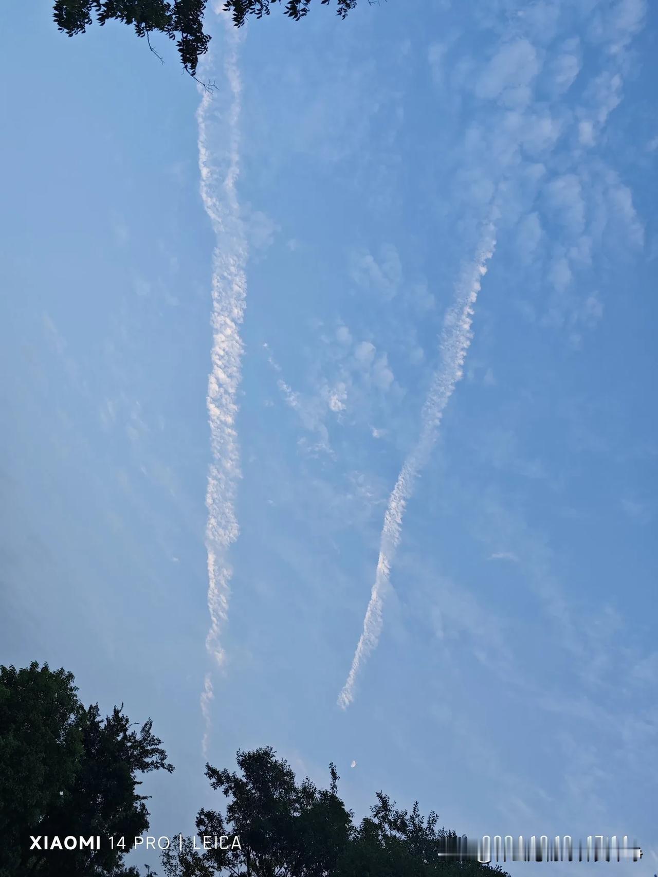 好神奇，这个是通向蔚蓝天空的云梯吗！有谁告诉我，梯子从哪里可以开始爬？#你手机里