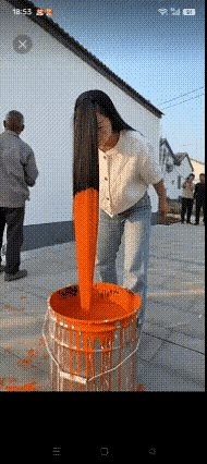 这位姐姐也太绝了！不用画笔不用手， simply 甩一甩头，就能潇洒作画，这创意