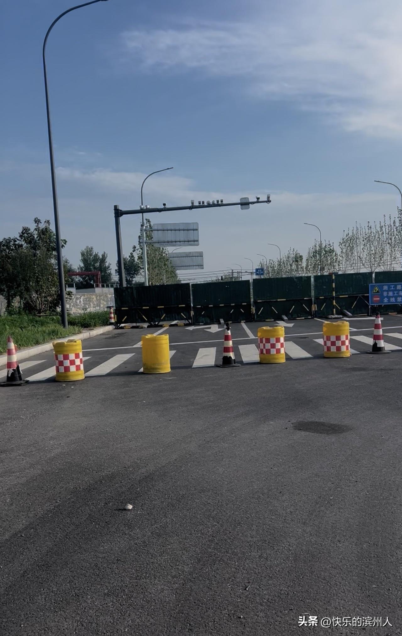 山东滨州渤海十一路北延已经基本完工，拆除围挡就是宽阔的公路和绿化带，直通黄河十九