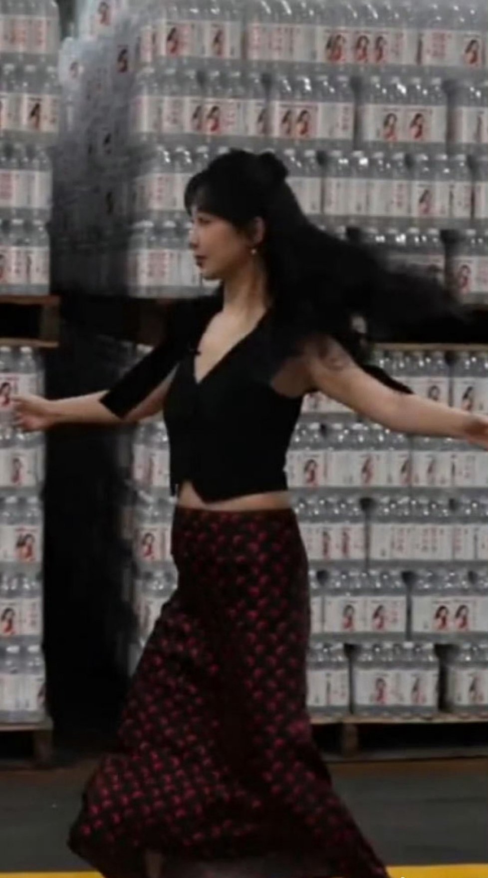 杨紫不是瘦了很多吗？看来小肚子很难减啊。。 ​​​