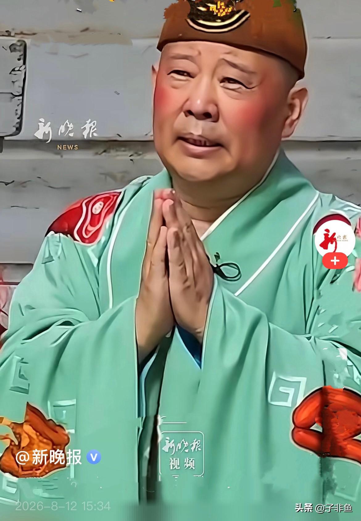 7月24日，郭德纲在武汉登台饰演济公，舞台表演途中擅自即兴改编经典红歌《弹起我心
