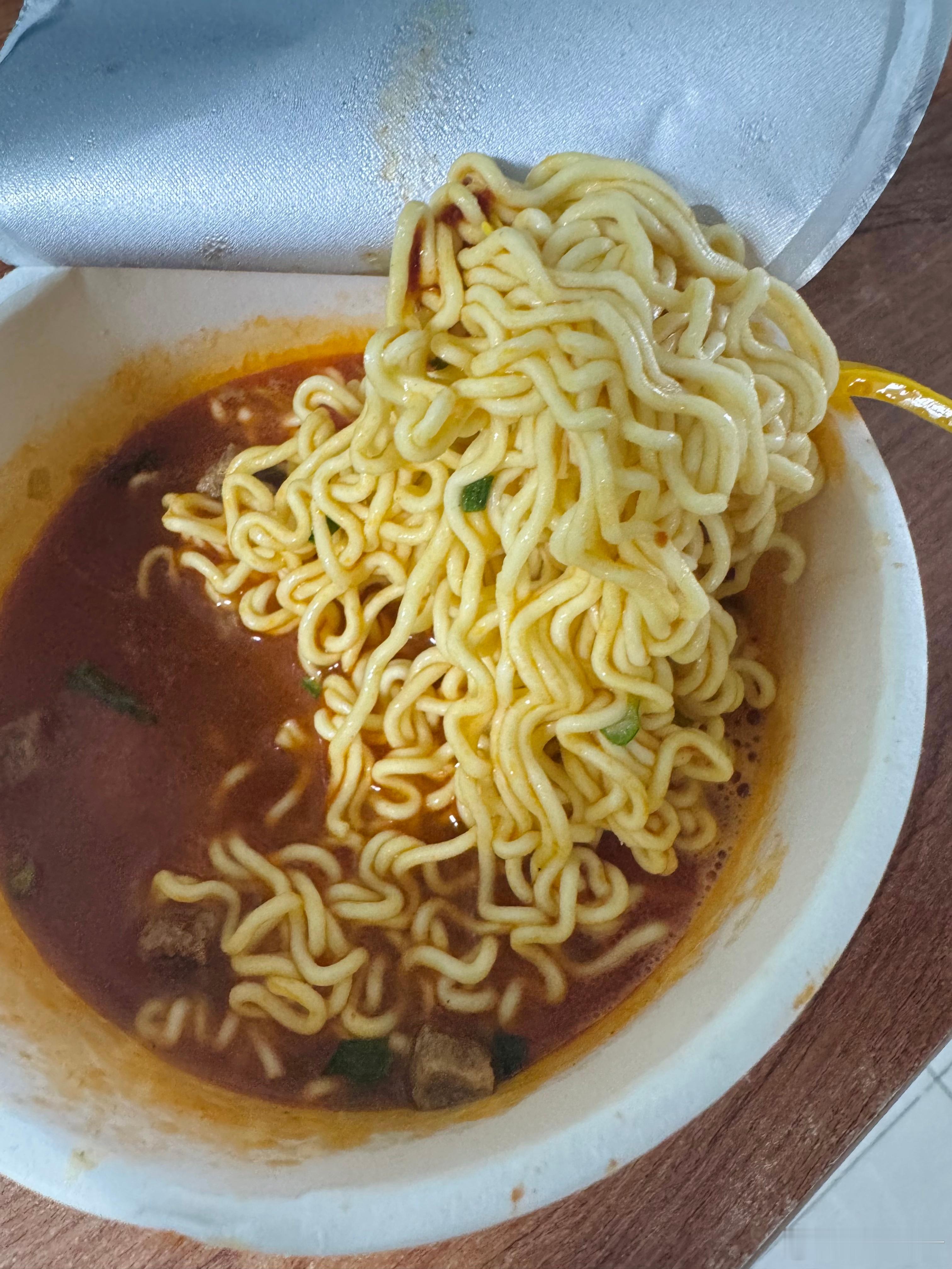 今天中午吃的泡面，小时候最开心我妈出门让我去外面吃饭，我一般都会悄悄买泡面吃（妈