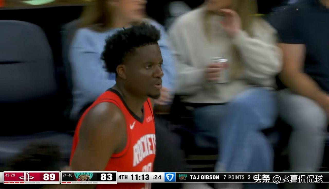 火箭中锋卡佩拉真是太不想得分了！在今天火箭客场以119：109战胜灰熊的比赛中，
