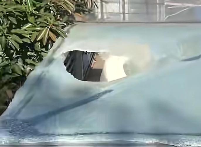 出现这样的问题，应该谁去负责？
湖南株洲一个小区内，一位小男孩儿在地下停车，场上