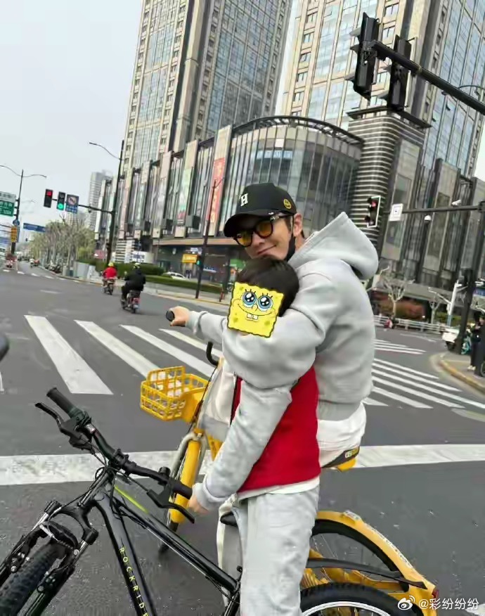 黄晓明这波“父爱骑行”真是让人又暖又急！照片里父子俩同款卫衣、击掌合影，温馨值直