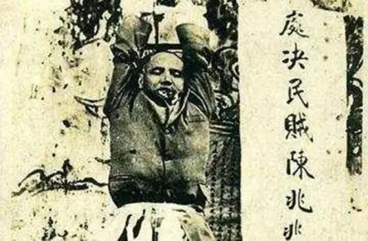 1911年，潮州知府署前。52岁的陈兆棠被绑在一根竹梯上，嘴里被人硬塞进了一把干