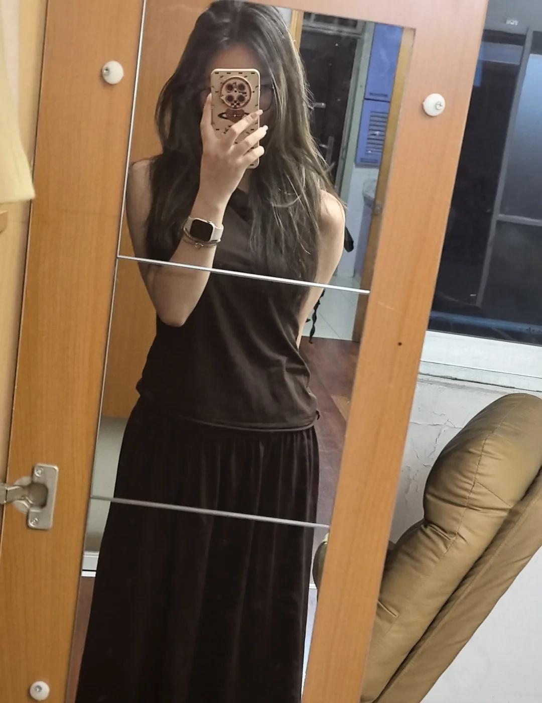 不想上班的每一天，宅家的穿搭
到家十点多了
难受的一批
打了两把游戏
我是奶妈蔡