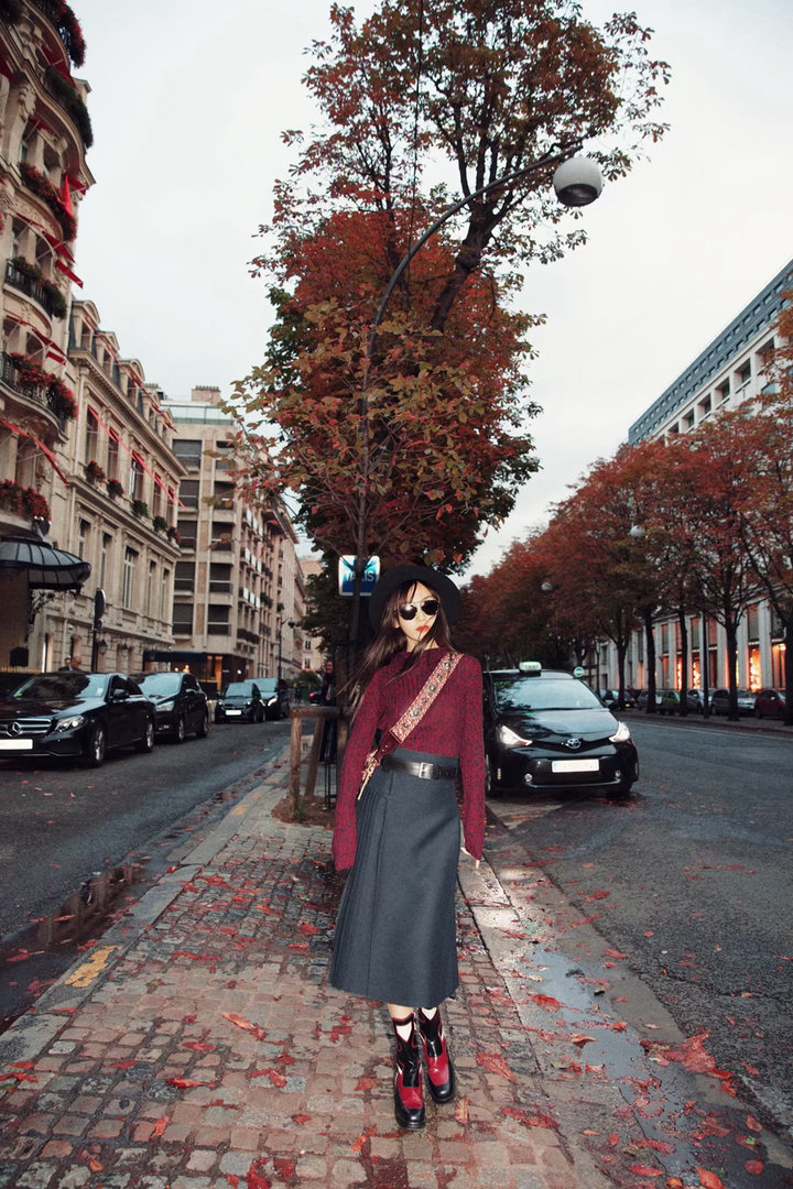 angelababy [心]杨颖 红叶铺满石板路，解锁复古氛围感穿搭[给你小心心