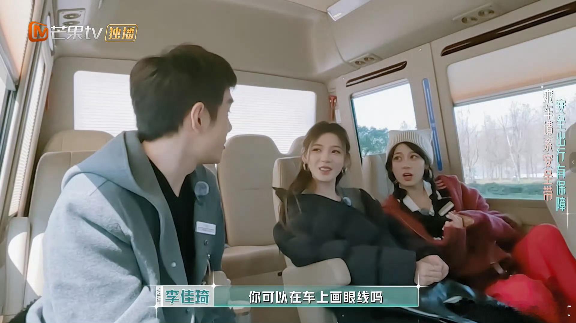 尚雯婕化妆技术看呆李佳琦谁被尚雯婕的化妆技术惊艳到！晃动大巴上流畅驾驭眼线液笔，