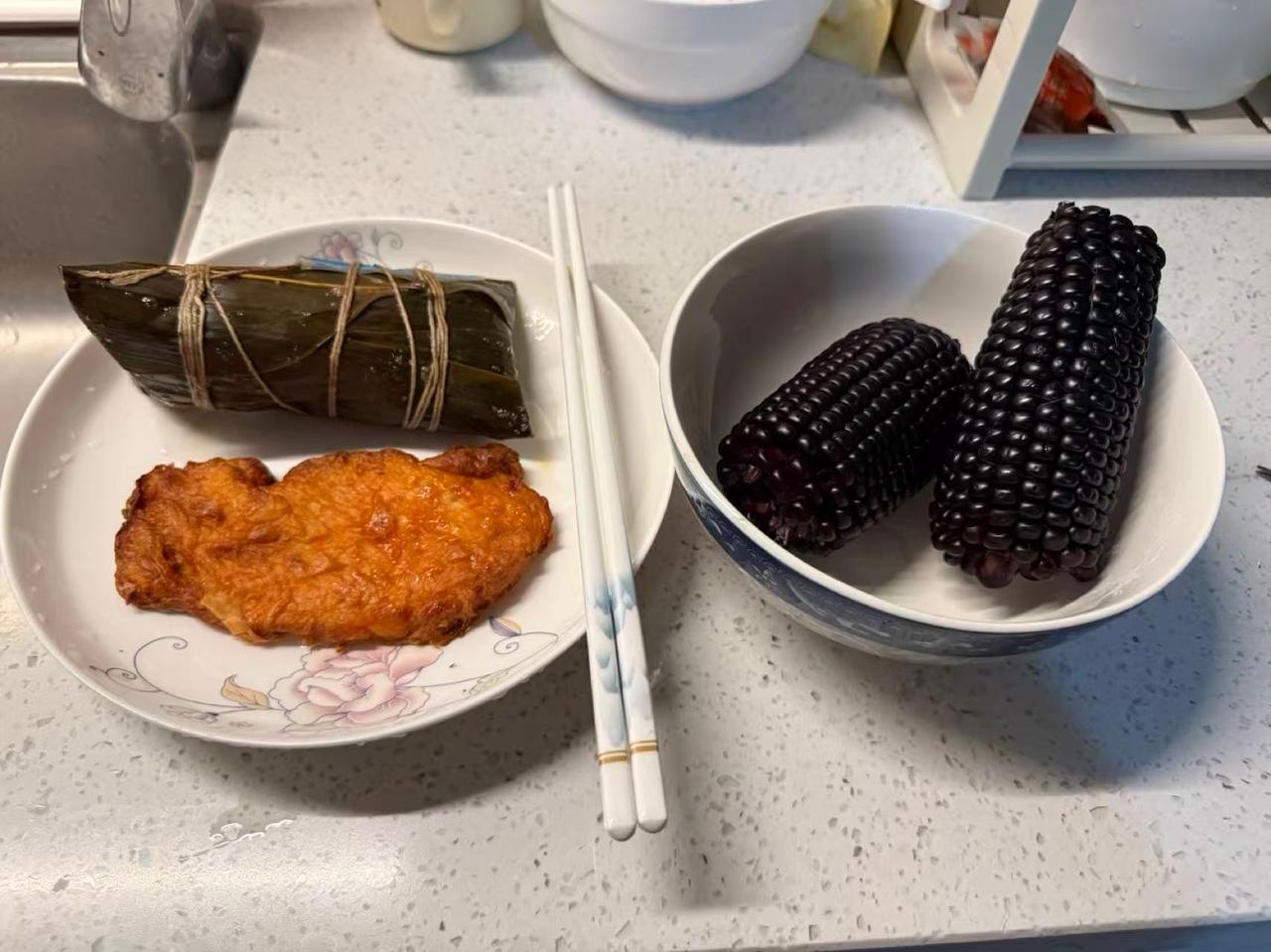 端午家常小食｜简单一餐也知足

端午随手凑了顿简餐，一盘粽子配香炸肉，碗里两根黑