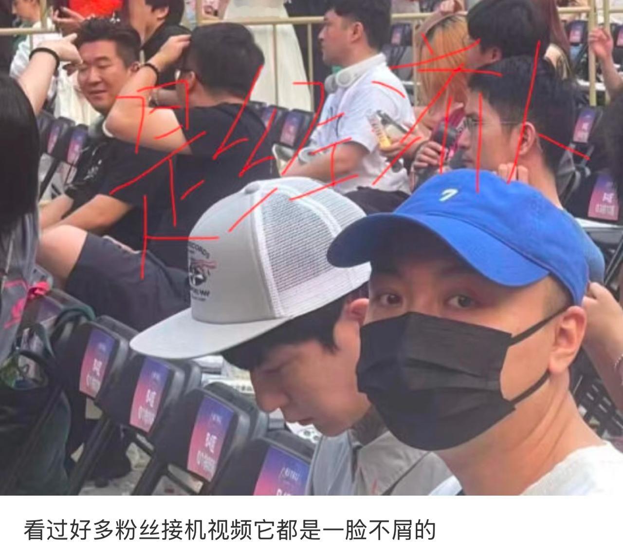 这位就是胧胧的经纪人，

看穿着打扮，

还以为胧胧是他的经纪人了。

两人坐在