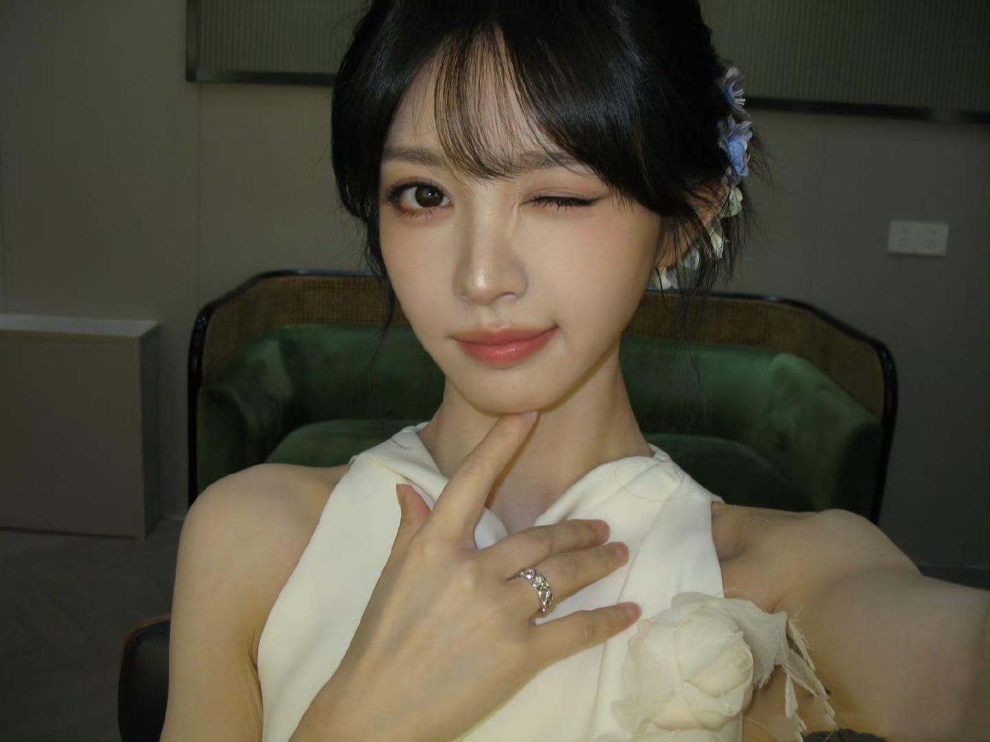 金鹤龙化的田曦薇轻薄底妆透着光泽，眉形与眼线的调整让眼神更灵动，每一处细节都在凸