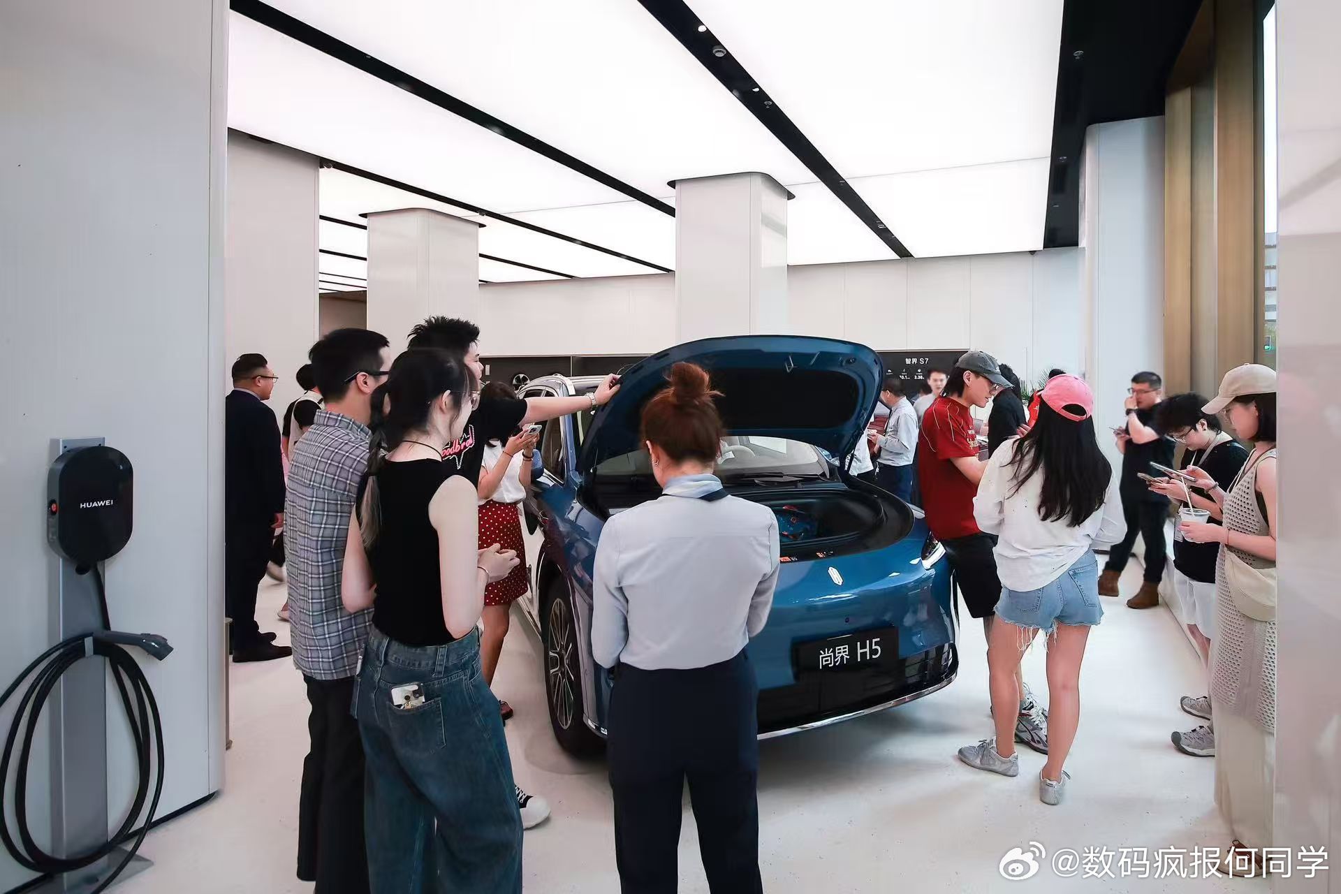 此次尚界H5首批展车到店直接引起围观。作为一款“一步到位”的车，在空间、续航、安