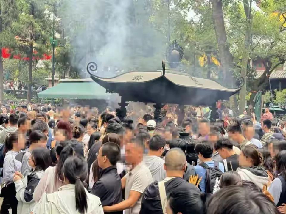 杭州灵隐寺人满为患，10月3日上午10时，进门的游客就达4万，这从寺庙来说，是个