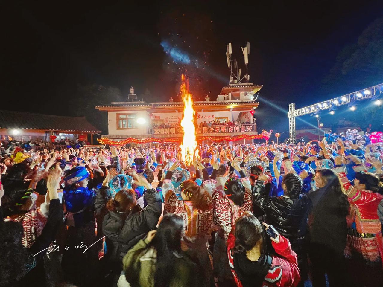 今天虽然在工作中跨年，但氛围也算是相当热闹了，本来想写个2023的年终总结，看来