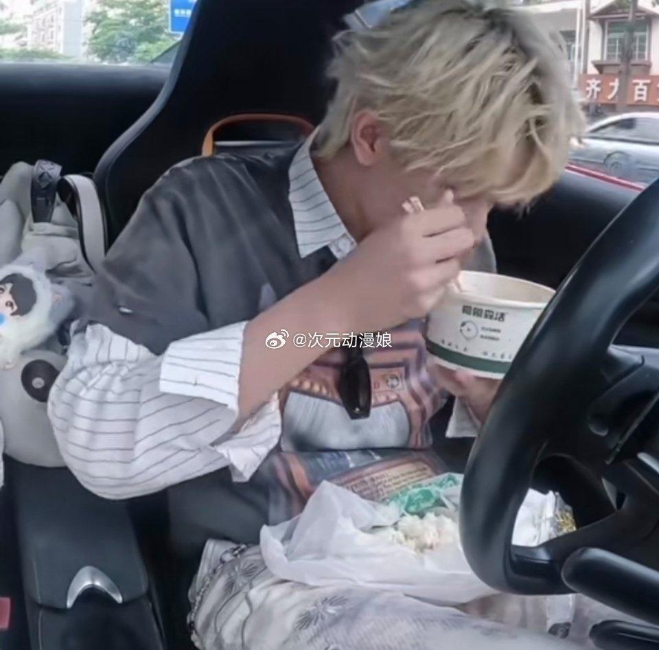 张极用实际行动证明：快乐和排场无关，跑车里吃猪脚饭，也能吃得满足又幸福。 ​​​