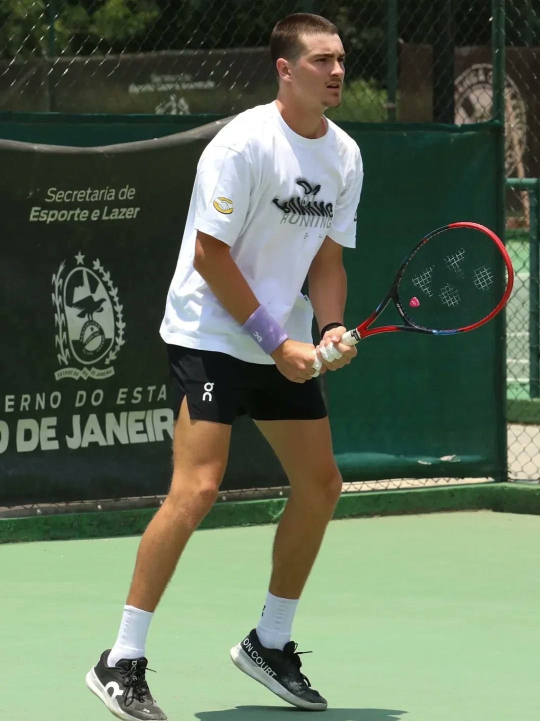 在12月9日迈阿密与阿尔卡拉斯进行的表演赛前夕，丰塞卡信守诺言，剃光了头。网坛风