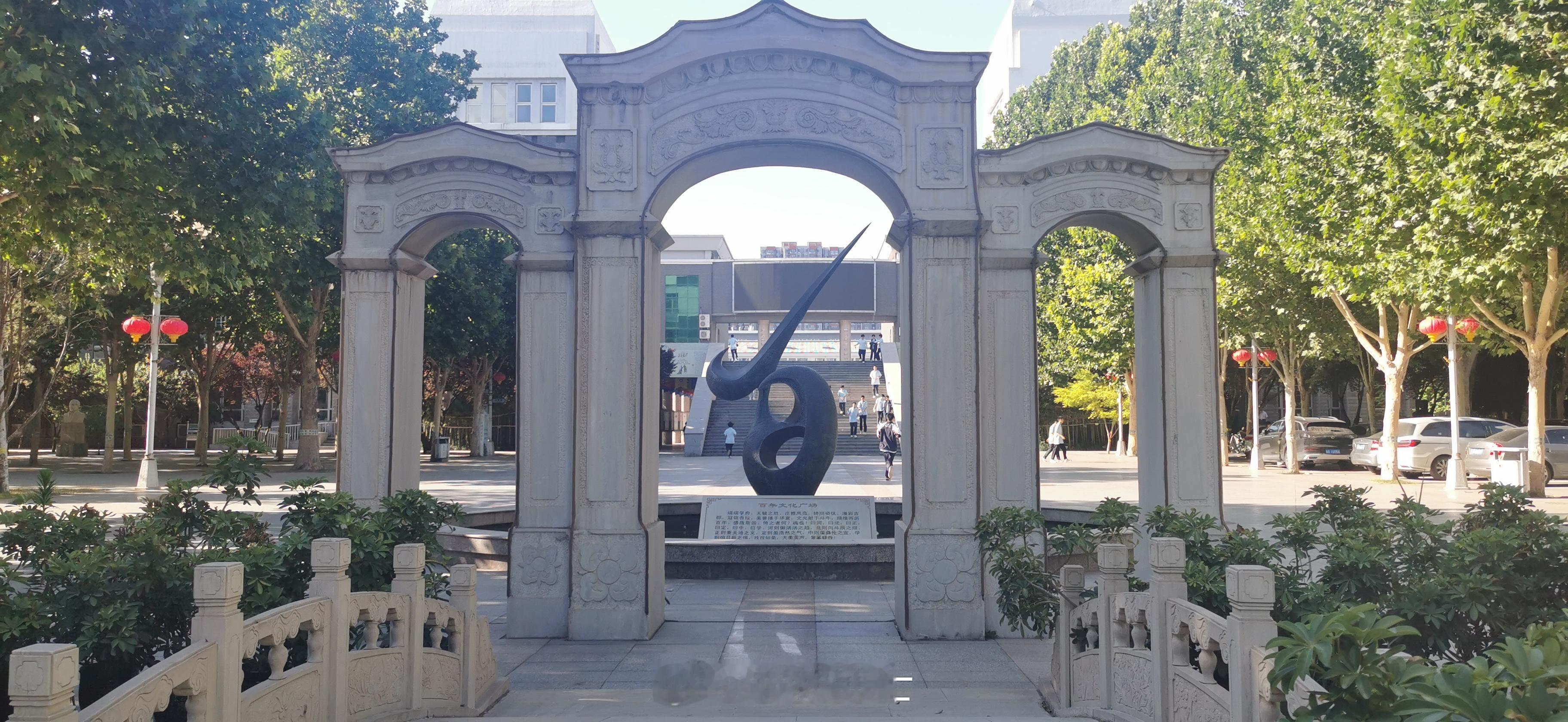 在河北正定中学和河北正中实验中学两所名校招生。之所以为名校，有其自然的底蕴和气质