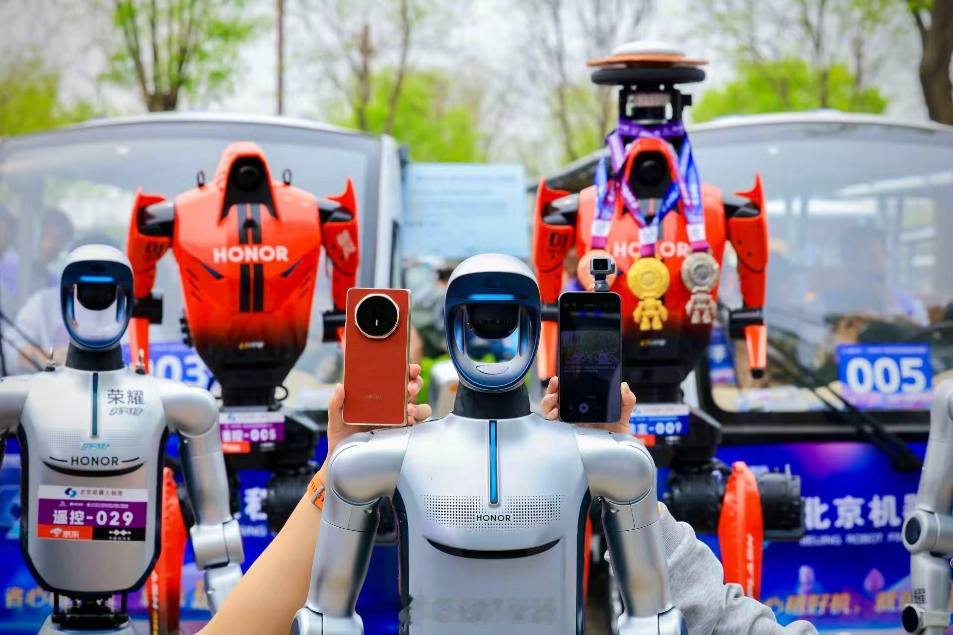 机器人领域飞速发展马拉松是对机器人要求极高 荣耀有青海湖刀片电池、东风散热，所以