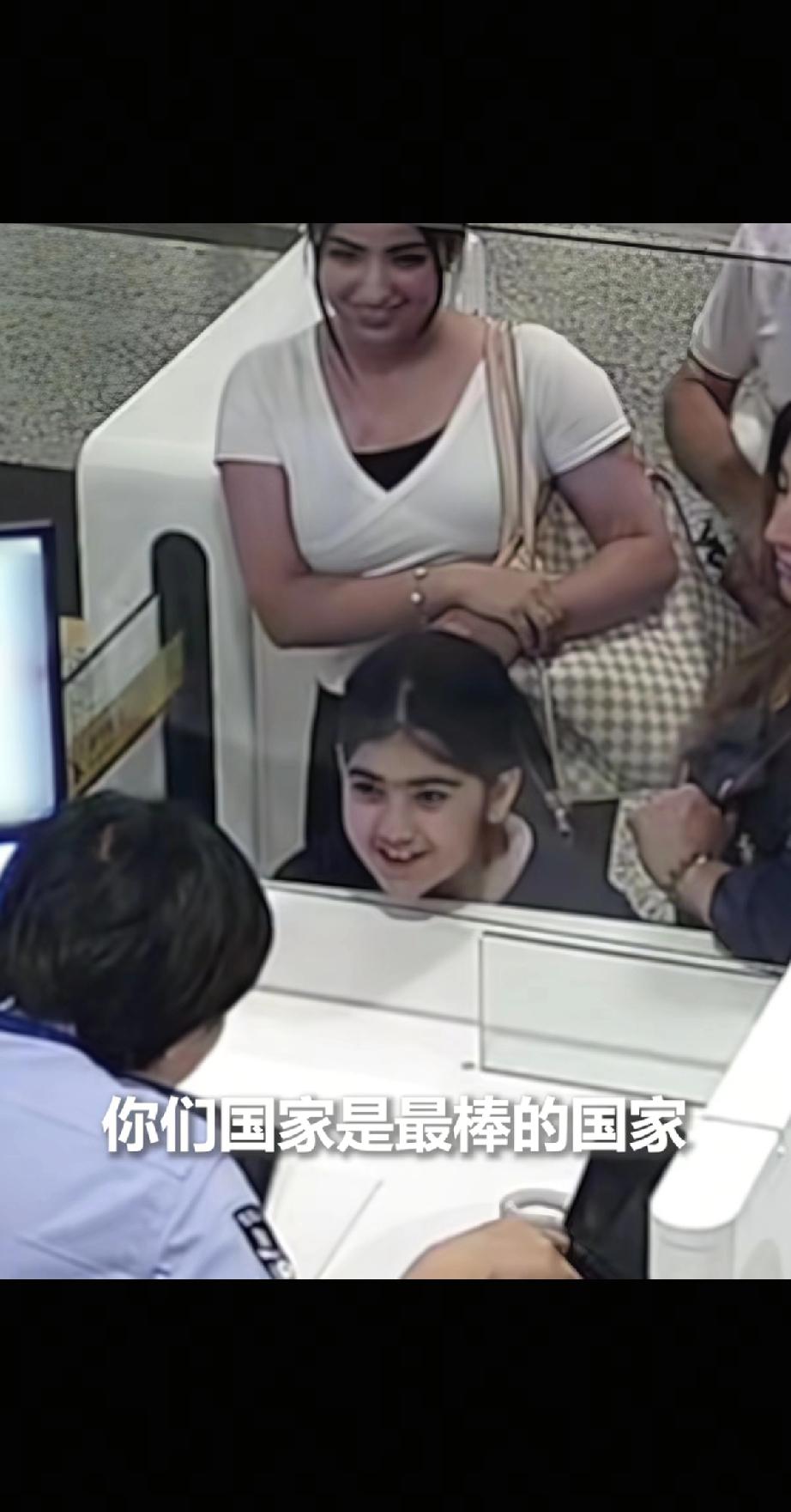 小女孩“中国是最棒的国家！”
多米尼克一家人来中国旅游，去了上海等城市玩得超开心