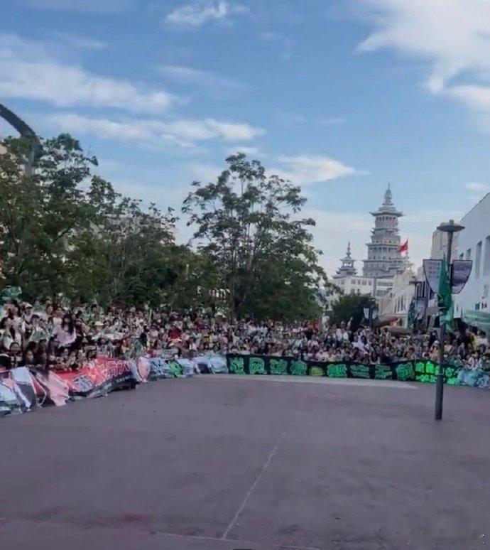 成毅山海杀青现场人潮涌动，横店被粉丝包围。提前祝福杀青成功！ 
