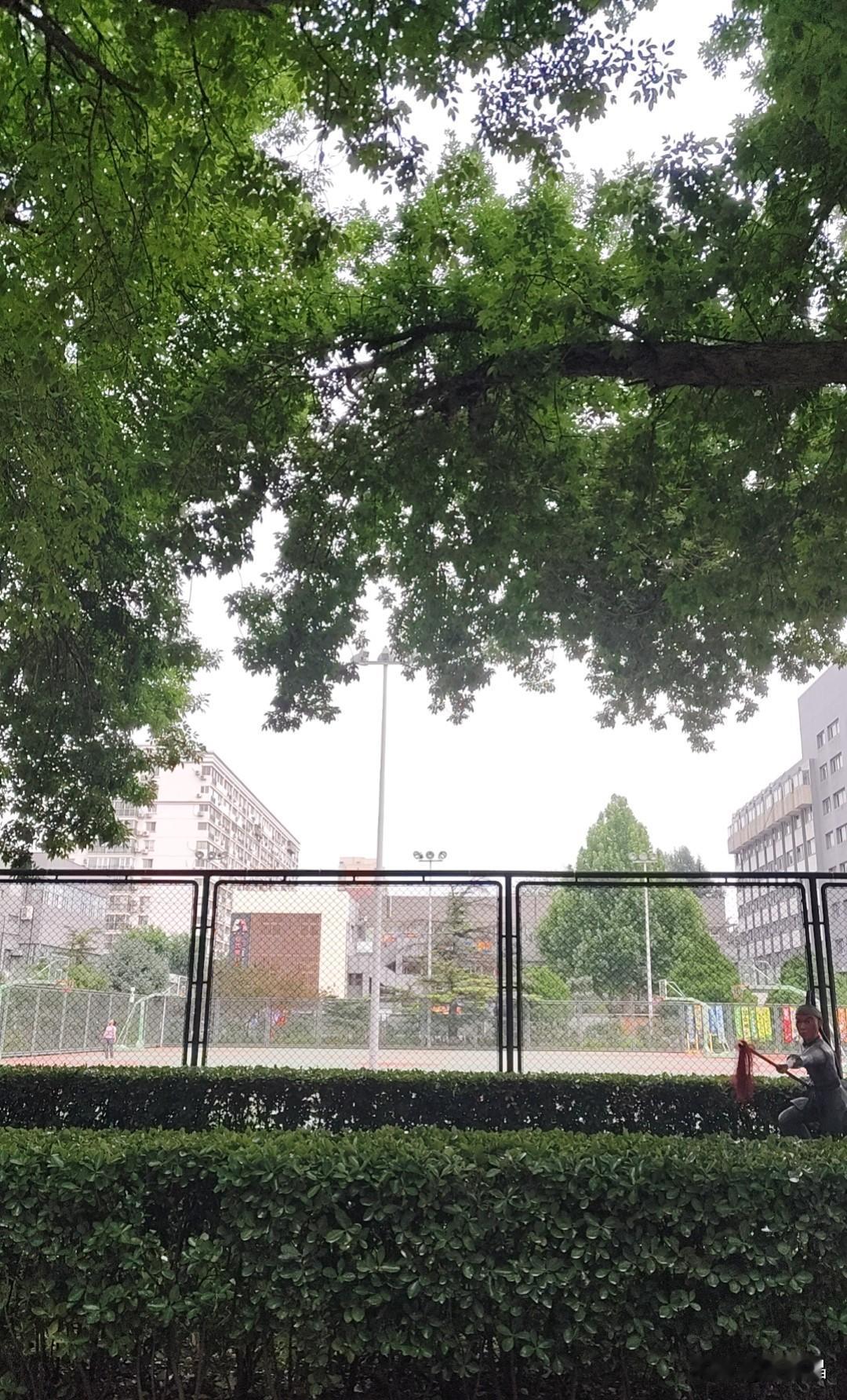 只要你不是道德完人，站在聚光灯下，它们就能找到槽点，然后通过这个点批判你整个人，