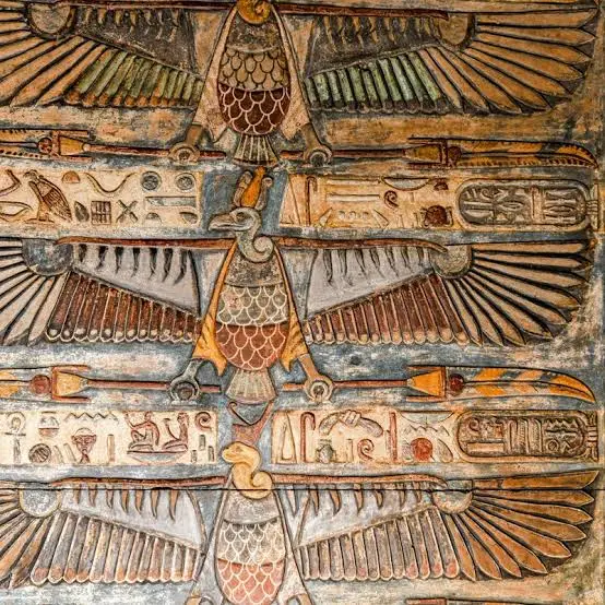 涅赫贝特是一位古埃及女神，经常被描绘成一只秃鹫或一个带着秃鹫头饰的女人...