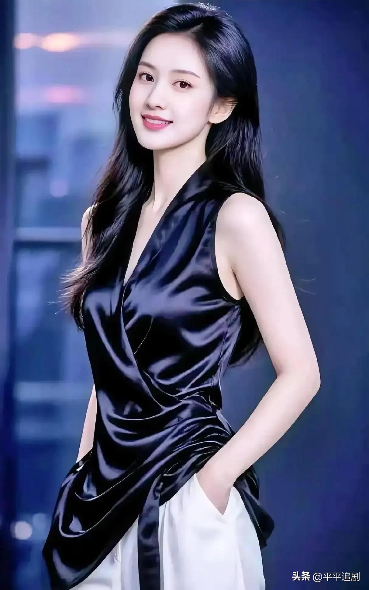 于夜色微光里，自带一份利落大方的气场✨
温柔治愈款美女 本图为一个美女