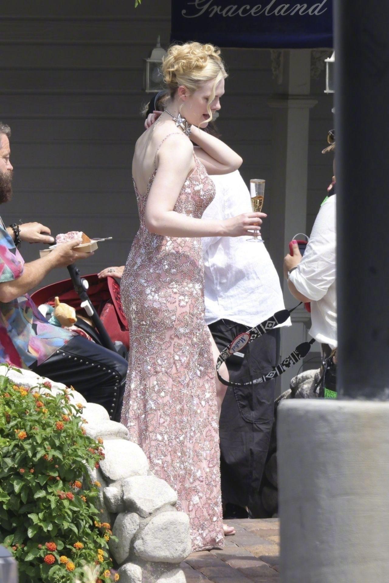 艾丽·范宁 (Elle Fanning) 现身拉斯维加斯拍摄新片《玛戈的财务困境