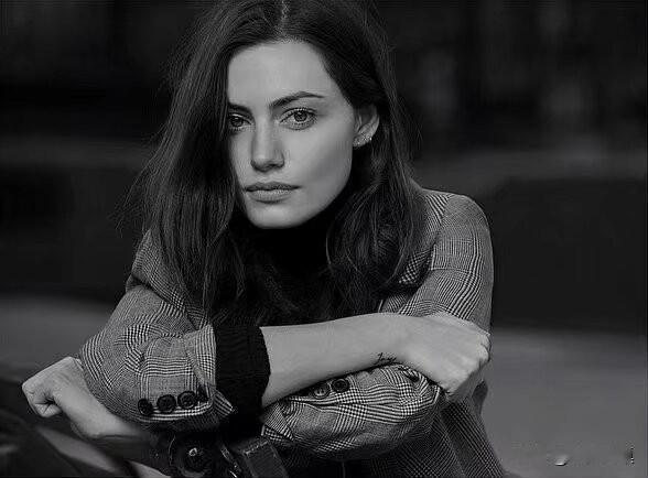 很认同亦舒的一句话：
“内心真正富足的人，从不炫耀拥有的一切，他不告诉别人读过什