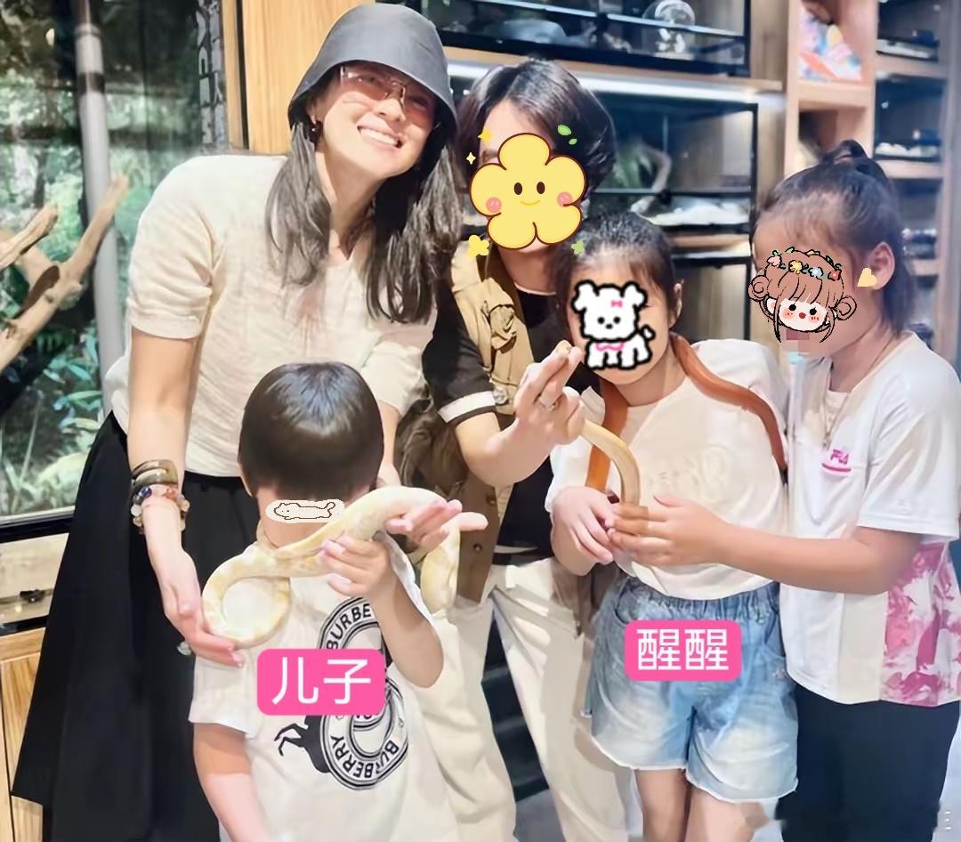 #章子怡带儿女逛爬宠店##章子怡带孩子逛爬宠店# 章子怡带儿女逛爬宠店被偶遇，8