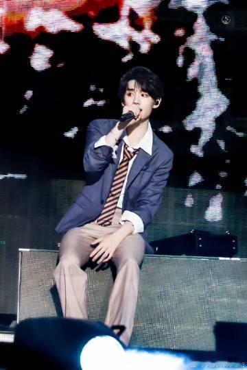 丁程鑫吟唱感染力丁程鑫芥首舞台 谁能不被丁程鑫的舞台掌控力惊艳！踢开纸页的时机与