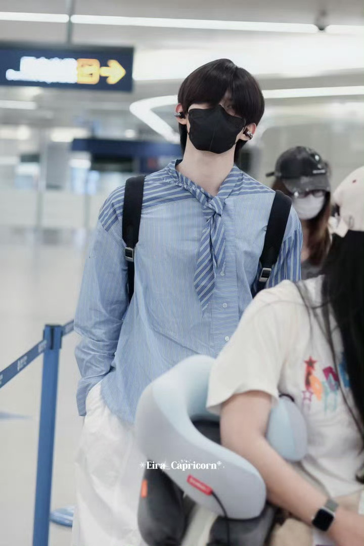 云旗出发巴黎时装周 云旗上海✈️巴黎机场路透！今天机场一身蓝条纹衬衫清爽look