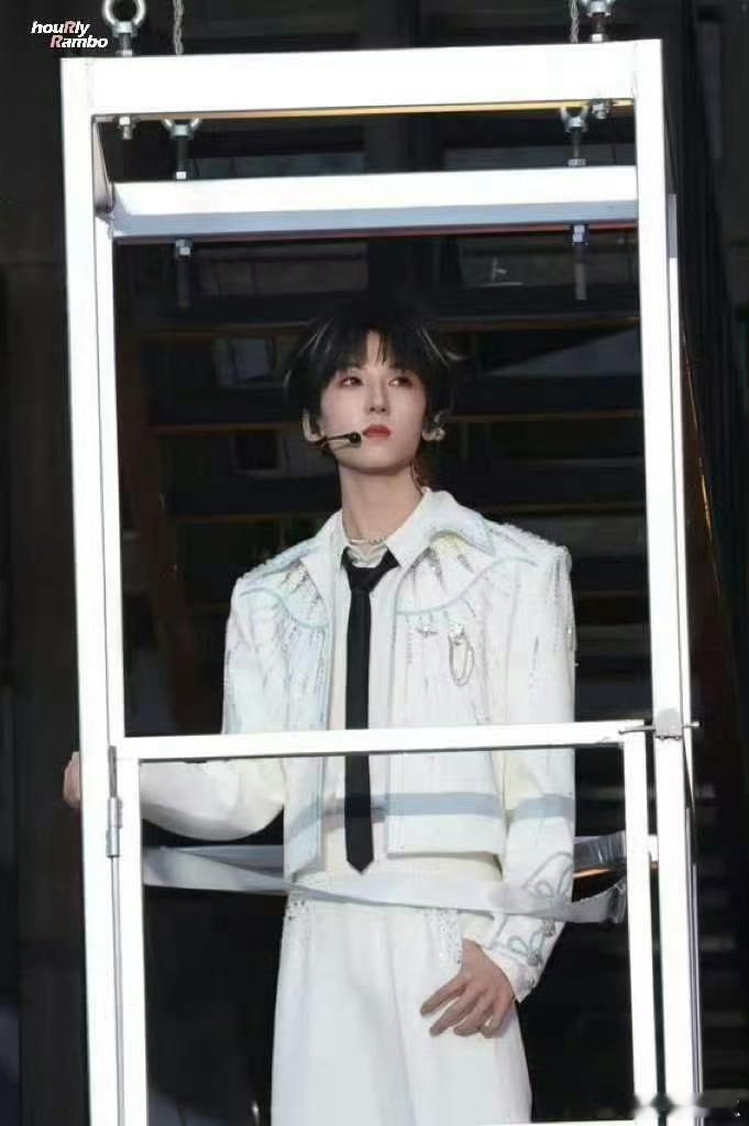 杨博文 挑染小羊完全是完颜团。。。一圈下来没有一个不好看的造型