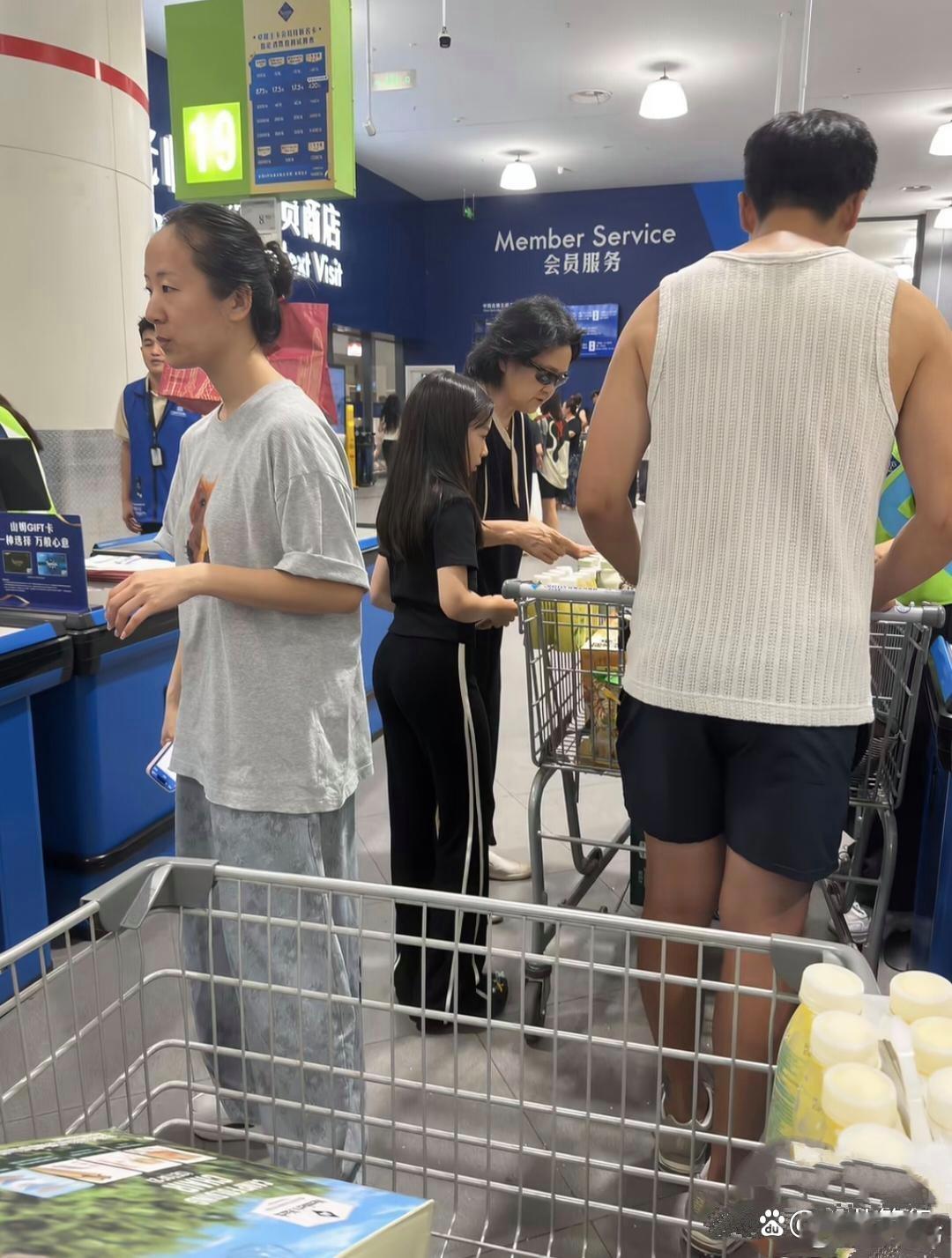 高云翔和9岁女儿小酒窝现身山姆超市购物，他穿着无袖上衣，身材高大壮硕，虽然长胖了