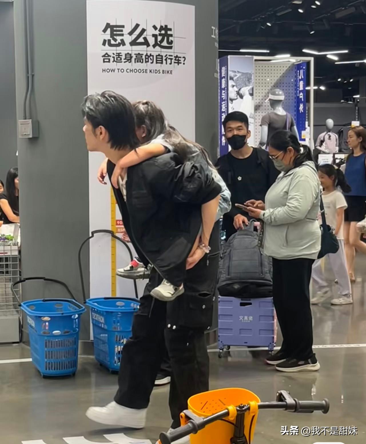 向佐这个坐姿一看他就不是放松的人！
这是防御状态，带孩子要时刻盯着，也没办法放松