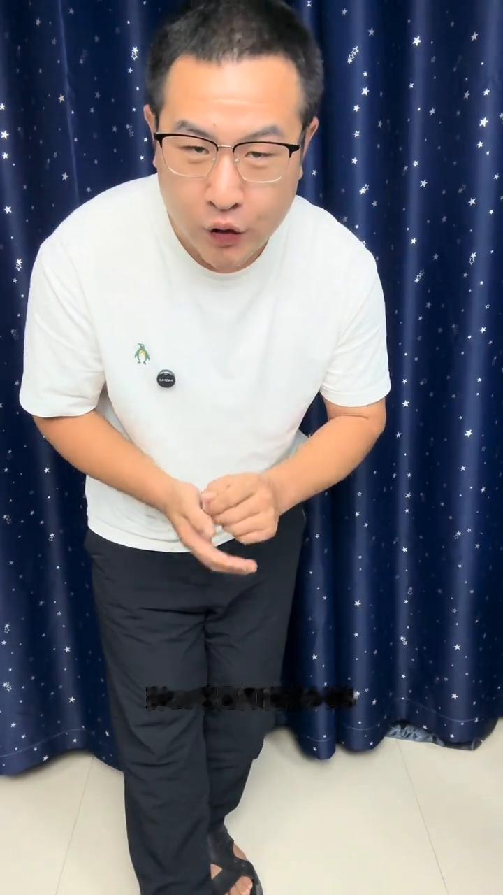 教你一招硬币消失术。
看到这枚硬币了吗？看到了，把手按起来，我这样按住它，弹个响