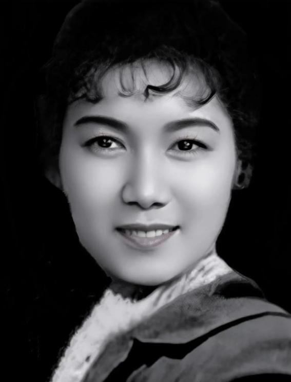 1952年的一天，齐白石已经快90岁了，他不知哪里来的力气，一把将25岁的新凤霞