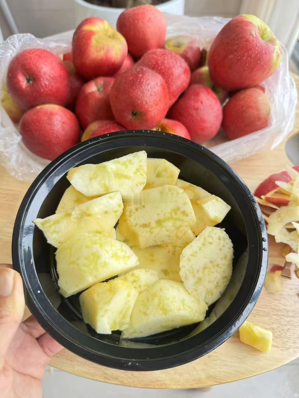 8月份的早熟苹果上架，云南昭通的红露苹果，超新鲜！为什么大妈要强调“新鲜”这两个