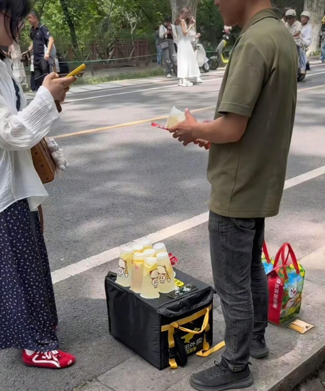 蜜雪冰城回应网友倒卖柠檬水赚差价这人视频我看过，在南京梧桐大道靠倒卖蜜雪冰城柠檬