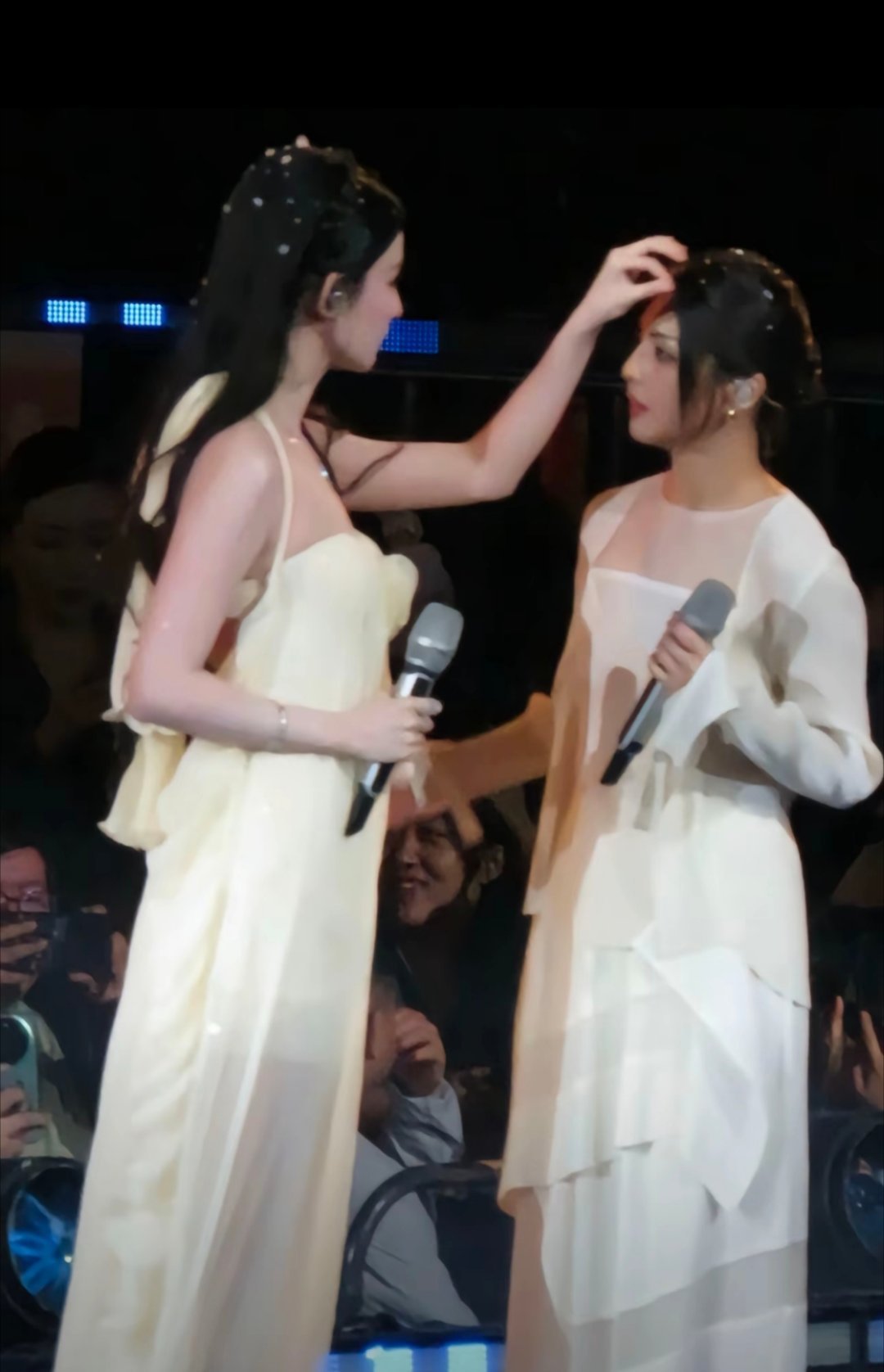 王楚然郭静互相给对方拂掉假雪看得我超级心软啊…🥹 好美好的画面 直播的时候刚伸