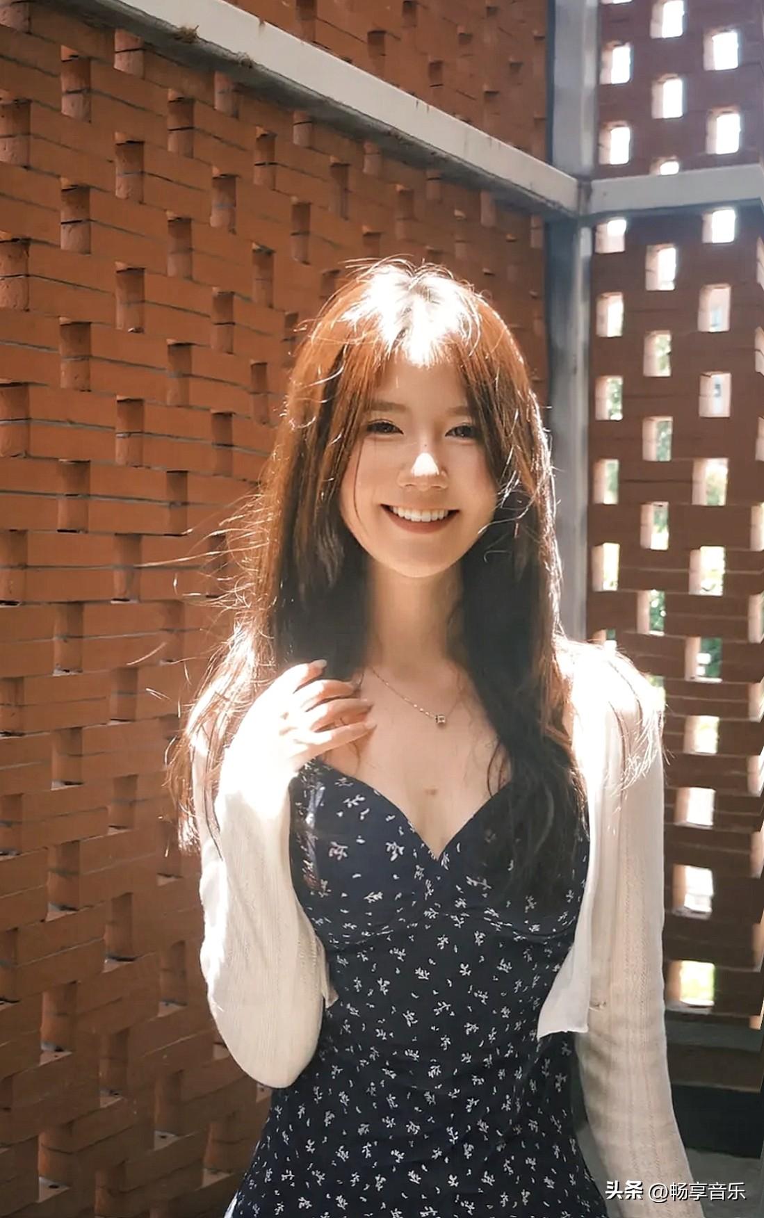 光影漫过砖墙，风携着暖意，听我把心事慢慢讲🌿 ～少女风写真照随手拍的最美丽的照